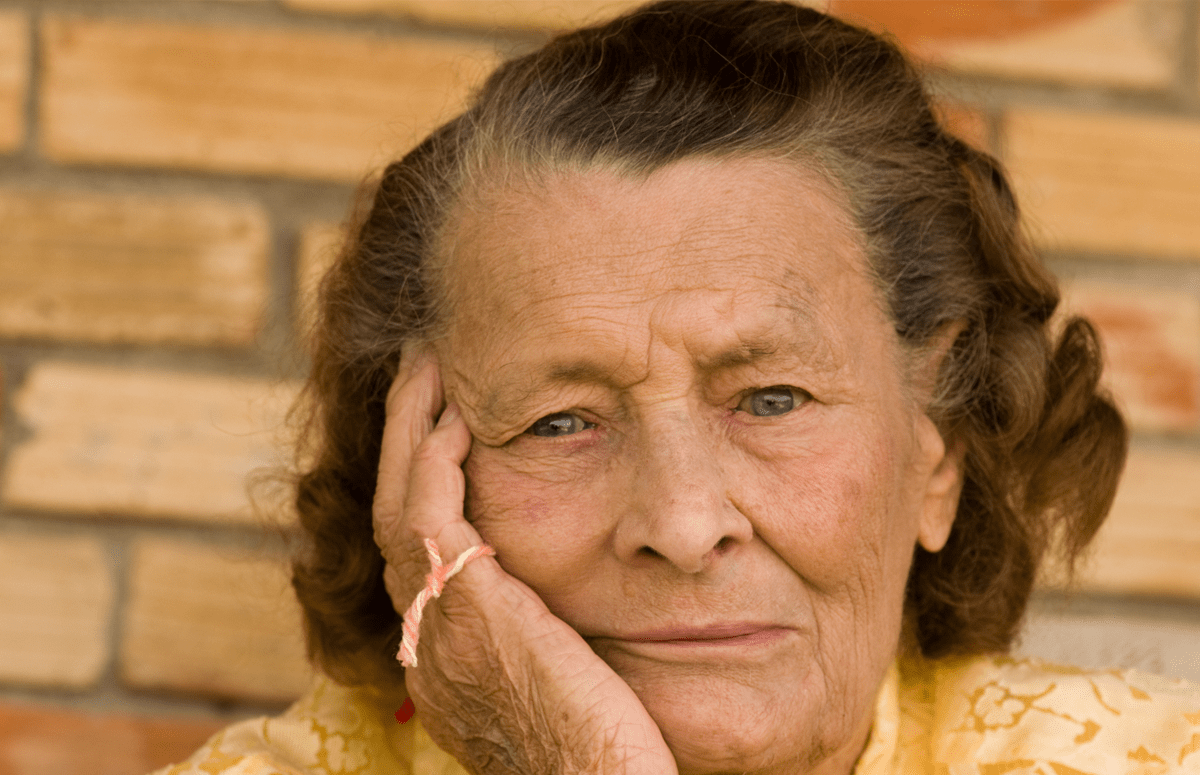 Forgetful women with a string on her finger