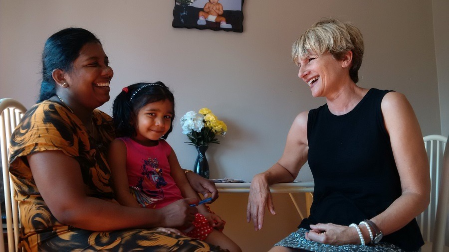 VHA volunteer with mom and daughter